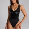Body Siana in vinile lucido con scollo a V, colore nero Body Siana in vinile lucido con scollo a V, colore nero