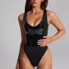 Body Siana in vinile lucido con scollo a V, colore nero Body Siana in vinile lucido con scollo a V, colore nero