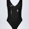 Body Siana in vinile lucido con scollo a V, colore nero Body Siana in vinile lucido con scollo a V, colore nero