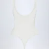 Body Zayla in pizzo trasparente con scollo a V smerlato, colore bianco Body Zayla in pizzo trasparente con scollo a V smerlato, colore bianco