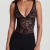 Body Zayla in pizzo trasparente con scollo a V smerlato, nero Body Zayla in pizzo trasparente con scollo a V smerlato, nero