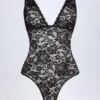 Body Zayla in pizzo trasparente con scollo a V smerlato, nero Body Zayla in pizzo trasparente con scollo a V smerlato, nero