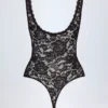Body Zayla in pizzo trasparente con scollo a V smerlato, nero Body Zayla in pizzo trasparente con scollo a V smerlato, nero