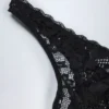 Body Zayla in pizzo trasparente con scollo a V smerlato, nero Body Zayla in pizzo trasparente con scollo a V smerlato, nero