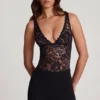 Body Zayla in pizzo trasparente con scollo a V smerlato, nero Body Zayla in pizzo trasparente con scollo a V smerlato, nero