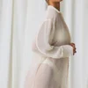 Camicia oversize Hiva con dettagli in perla in bianco perla Camicia oversize Hiva con dettagli in perla in bianco perla