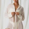 Camicia oversize Hiva con dettagli in perla in bianco perla Camicia oversize Hiva con dettagli in perla in bianco perla