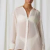 Camicia oversize Hiva con dettagli in perla in bianco perla Camicia oversize Hiva con dettagli in perla in bianco perla