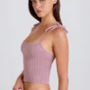 Canotta con lacci in maglia a coste color malva Canotta con lacci in maglia a coste color malva