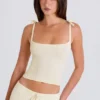 Canotta con lacci in maglia a costine color crema Canotta con lacci in maglia a costine color crema