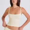 Canotta con lacci in maglia a costine color crema Canotta con lacci in maglia a costine color crema