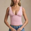 Canotta Elinda con scollo a V e bordi smerlati in TENCEL™ Modal, colore rosa tenue Canotta Elinda con scollo a V e bordi smerlati in TENCEL™ Modal, colore rosa tenue