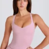 Canotta lunga con spalline incrociate in malva Canotta lunga con spalline incrociate in malva