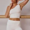 Canotta monospalla intrecciata in bianco tenue Canotta monospalla intrecciata in bianco tenue