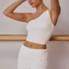 Canotta monospalla intrecciata in bianco tenue Canotta monospalla intrecciata in bianco tenue