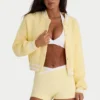 Cardigan corto in maglia con bottoni in giallo tenue Cardigan corto in maglia con bottoni in giallo tenue