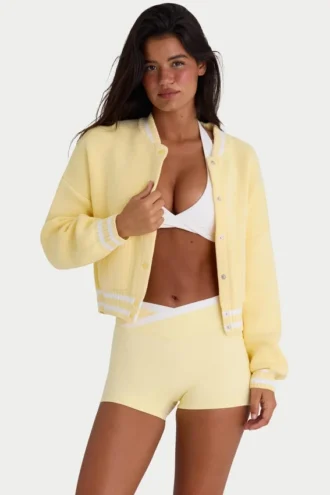 Cardigan corto in maglia con bottoni in giallo tenue