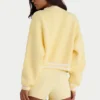 Cardigan corto in maglia con bottoni in giallo tenue Cardigan corto in maglia con bottoni in giallo tenue