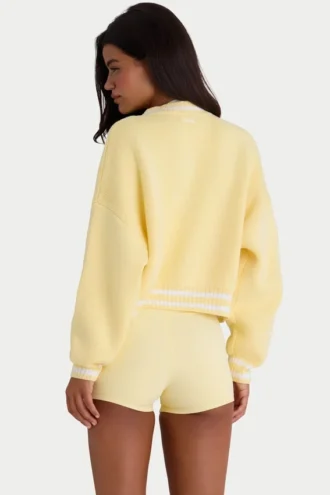 Cardigan corto in maglia con bottoni in giallo tenue
