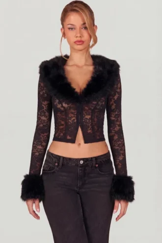 Cardigan Noemy in pizzo trasparente con bordi in pelliccia sintetica, colore nero
