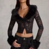 Cardigan Noemy in pizzo trasparente con bordi in pelliccia sintetica, colore nero Cardigan Noemy in pizzo trasparente con bordi in pelliccia sintetica, colore nero
