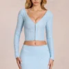 Cardigan scollato in pizzo Odelia in blu polvere Cardigan scollato in pizzo Odelia in blu polvere