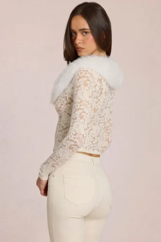 Cardigan Solaya in pizzo con bordi in pelliccia sintetica, color avorio