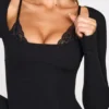 Caris Vestito corto nero con reggiseno allacciato a maniche lunghe in modal a coste Caris Vestito corto nero con reggiseno allacciato a maniche lunghe in modal a coste