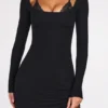 Caris Vestito corto nero con reggiseno allacciato a maniche lunghe in modal a coste Caris Vestito corto nero con reggiseno allacciato a maniche lunghe in modal a coste