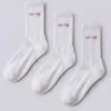 Confezione da 3 paia di calzini a mezzo gambale a costine in bianco e rosa Confezione da 3 paia di calzini a mezzo gambale a costine in bianco e rosa