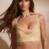 Corsetto con collo a cappuccio decorato Selena in oro Corsetto con collo a cappuccio decorato Selena in oro