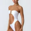Costume intero a fascia con cut-out e decorazioni in perline Miami in bianco Costume intero a fascia con cut-out e decorazioni in perline Miami in bianco