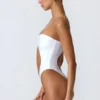 Costume intero a fascia con cut-out e decorazioni in perline Miami in bianco Costume intero a fascia con cut-out e decorazioni in perline Miami in bianco