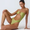 Costume intero a fascia con cut-out e decorazioni in perline Miami in verde pera Costume intero a fascia con cut-out e decorazioni in perline Miami in verde pera