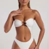 Costume intero a fascia con cut-out e decorazioni in perline Tulum in avorio Costume intero a fascia con cut-out e decorazioni in perline Tulum in avorio