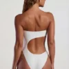 Costume intero a fascia con cut-out e decorazioni in perline Tulum in avorio Costume intero a fascia con cut-out e decorazioni in perline Tulum in avorio