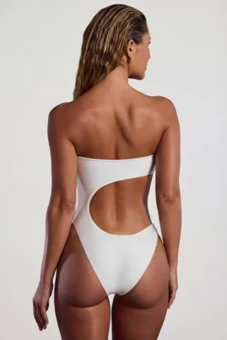 Costume intero a fascia con cut-out e decorazioni in perline Tulum in avorio