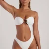 Costume intero a fascia con cut-out e decorazioni in perline Tulum in avorio Costume intero a fascia con cut-out e decorazioni in perline Tulum in avorio