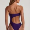 Costume intero a fascia con cut-out e decorazioni in perline Tulum in viola intenso Costume intero a fascia con cut-out e decorazioni in perline Tulum in viola intenso