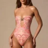 Costume intero a fascia con cut-out Faye con stampa Paisley Costume intero a fascia con cut-out Faye con stampa Paisley
