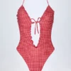 Costume intero con scollo all’americana e cut-out con volant Montjoi in quadretti rossi Costume intero con scollo all’americana e cut-out con volant Montjoi in quadretti rossi