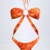 Costume intero con scollo all’americana e cut-out Maranta con stampa Orange Orchid Costume intero con scollo all’americana e cut-out Maranta con stampa Orange Orchid