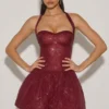 Felicity Vestito corto con scollo all’americana e orlo a palloncino decorato in rosso vino Felicity Vestito corto con scollo all’americana e orlo a palloncino decorato in rosso vino