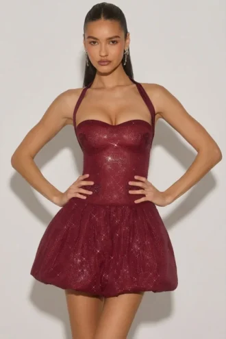 Felicity Vestito corto con scollo all’americana e orlo a palloncino decorato in rosso vino Felicity Vestito corto con scollo all’americana e orlo a palloncino decorato in rosso vino