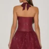 Felicity Vestito corto con scollo all’americana e orlo a palloncino decorato in rosso vino Felicity Vestito corto con scollo all’americana e orlo a palloncino decorato in rosso vino
