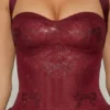 Felicity Vestito corto con scollo all’americana e orlo a palloncino decorato in rosso vino Felicity Vestito corto con scollo all’americana e orlo a palloncino decorato in rosso vino