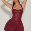Felicity Vestito corto con scollo all’americana e orlo a palloncino decorato in rosso vino Felicity Vestito corto con scollo all’americana e orlo a palloncino decorato in rosso vino