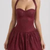 Felicity Vestito corto con scollo all’americana e orlo a palloncino decorato in rosso vino Felicity Vestito corto con scollo all’americana e orlo a palloncino decorato in rosso vino