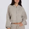 Felpa corta con cappuccio e zip in morbida maglia, color beige Felpa corta con cappuccio e zip in morbida maglia, color beige