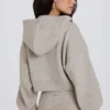 Felpa corta con cappuccio e zip in morbida maglia, color beige Felpa corta con cappuccio e zip in morbida maglia, color beige